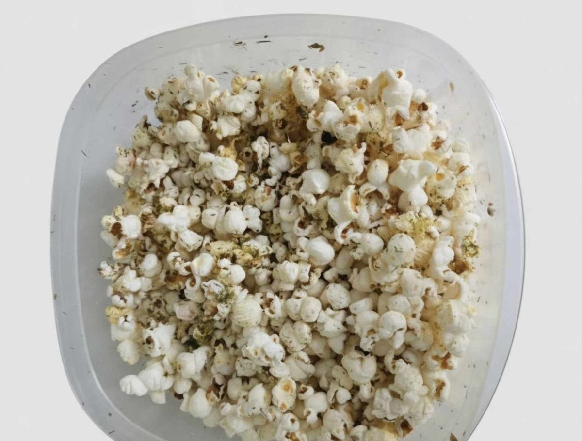Dill pickle popcorn
